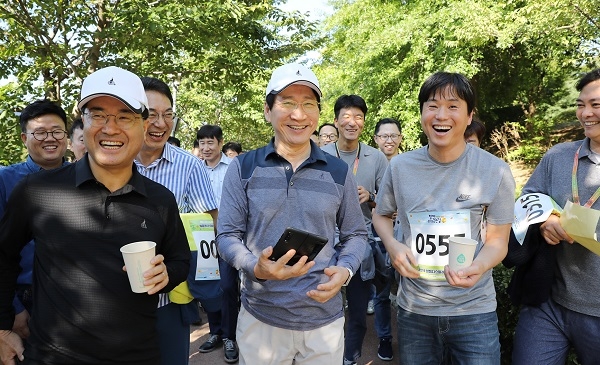 이동훈 삼성디스플레이 사장(사진 가운데)과 임직원들이 '2019 함께 걷는 길' 행사에 참여했다. /사진=삼성디스플레이