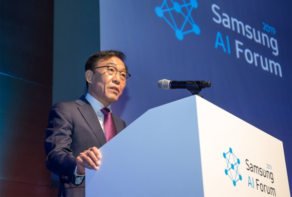 4일 삼성전자 서초사옥에서 열린 '삼성 AI 포럼 2019'에서 김기남 부회장이 개회사를 하고 있다./삼성전자