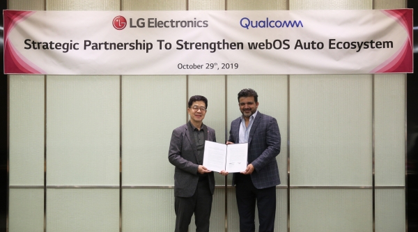 컴 테크날러지 나쿨 두갈 (Nakul Duggal) 제품관리 수석 부사장(오른쪽)과 LG전자 CTO 박일평 사장(왼쪽)이 차량용 인포테인먼트 플랫폼 ‘webOS Auto’ 개발 협력을 발표했다.