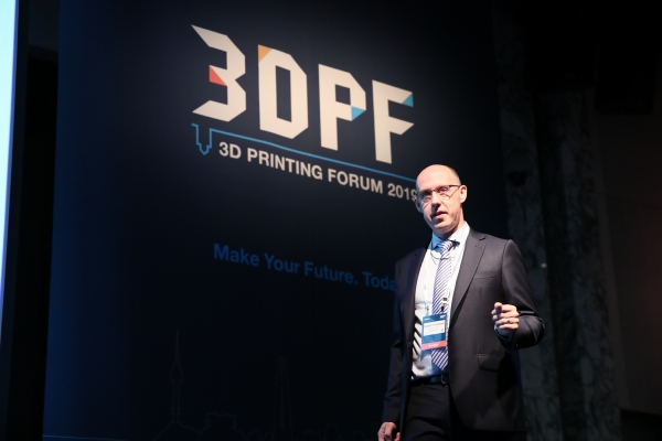 다니엘 톰슨(Daniel Thomsen) 스트라타시스코리아 지사장이 ‘3D 프린팅 포럼 2019’에서 발표하고 있다/.스트라타시스