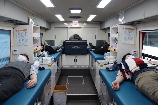 LG화학 오창공장 임직원들이 헌혈에 참여하고 있다. /사진=LG화학