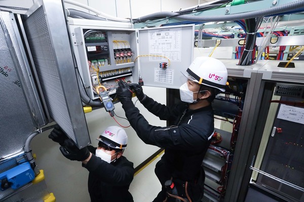 LG유플러스 협력 업체 직원들이 마곡국사에 구축된 외기냉방 시스템을 점 검하고 있다. /사진 = LG유플러스