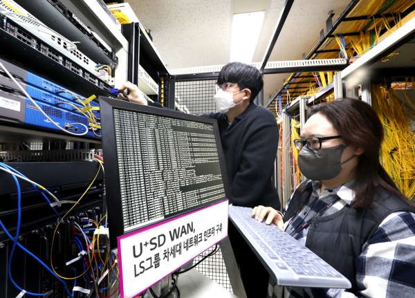 ▲사진은 LG유플러스 직원들이 U+ SD WAN 오케스트레이터를 살펴보고 있는 모습.