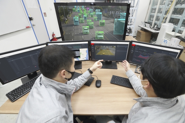 ▲KT 연구원들이 서울 양재 융합기술원에서 로드아이즈의 핵심 기능을 테스트하는 모습.