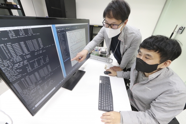 ▲KT 융합기술원에서 KT 연구원들이 20kbps 장비를 테스트하는 모습.