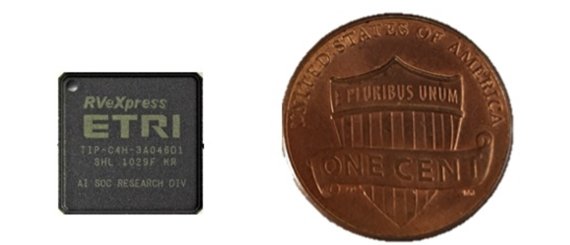 ETRI 연구진이 RVX 플랫폼을 활용해 개발한 초저전력 RISC-V 반도체는 가로세로 크기가 9mm에 불과하다. /사진=ETRI