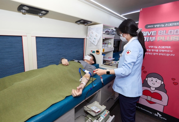 ▲SK하이닉스 구성원이 지난 8일 이천 캠퍼스에서 진행된 ‘생명나눔 온(溫)택트’ 헌혈 캠페인에 참여하고 있다.