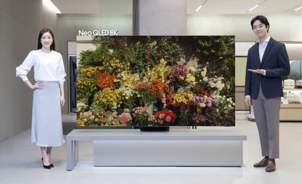 ▲사진은 삼성전자 모델이 삼성 디지털프라자 대치본점에서 2022년형 Neo QLED 8K를 소개하는 모습.
