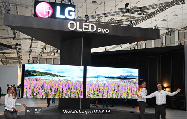▲유럽 최대 가전전시회 ‘IFA 2022’에서 모델들이 세계 최대 올레드 TV인 LG전자 97형 올레드 에보 갤러리 에디션(OLED evo Gallery Edition, 모델명: 97G2)을 소개하고 있다.