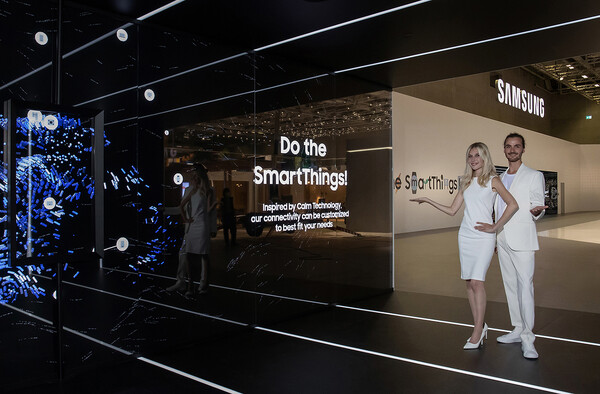 ▲IFA 2022가 열리는 메세 베를린(Messe Berlin)에 위치한 시티 큐브 베를린(City Cube Berlin) '삼성 타운'에서 삼성전자 모델이 전시장 입구 대형 LED를 통해 '스마트싱스 라이프를 경험하라' 전시 주제를 소개하고 있다.