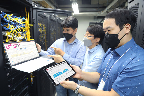▲사진은 LG유플러스 직원들이 5G UPF 장비를 살펴보고 있는 모습.