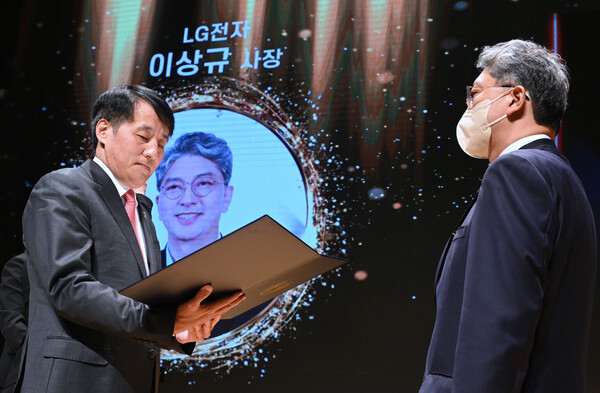 ▲LG전자 이상규 한국영업본부장(사장, 오른쪽)이 5일 서울 삼성동 코엑스에서 열린 '제17회 전자 IT의 날' 기념식에서 장영진 산업통상자원부 제1차관으로부터 금탑산업훈장을 수상하고 있다.
