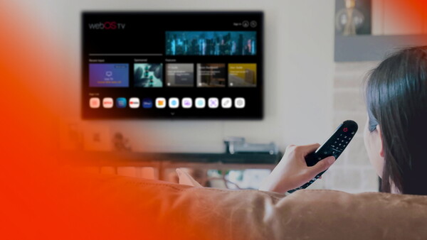 ▲사진은 LG전자 모델이 webOS Hub를 탑재한 스마트 TV를 시청하는 모습.