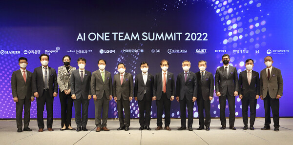 ▲AI 원팀 서밋 2022에서 KT 구현모 대표(왼쪽에서 5번째)를 비롯한 AI 원팀 참여기관 대표자들이 행사를 마치고 기념사진을 촬영하고 있다.