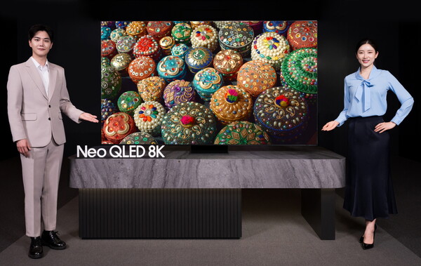 ▲삼성전자 모델이 프리미엄 TV 시장을 주도하고 있는 Neo QLED 8K 2023년형 신제품을 소개하고 있는 모습.