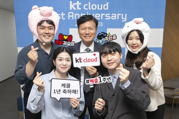 ▲kt cloud 윤동식 대표와 2022년 신입사원들이 창립 1주년을 축하하며 기념촬영을 하는 모습.