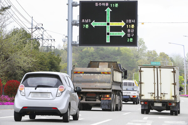 ▲KT가 광양 ITS 사업에 구축한 도로전광표지판 모습.