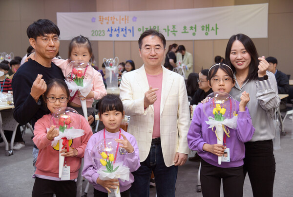 ▲삼성전기 장덕현 사장이 임직원 가족 초청행사 참가자들과 기념사진을 촬영하고 있다.