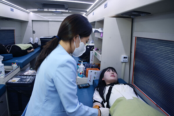 ▲지난 20일 LG전자 직원이 서울 여의도 LG트윈타워를 찾은 헌혈버스에서 헌혈을 하고 있다.