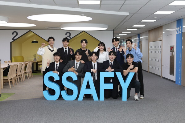 ▲광주광역시에 위치한 'SSAFY 광주 캠퍼스' 8기 교육생들이 수료식을 앞두고 기념 촬영을 하고 있다.