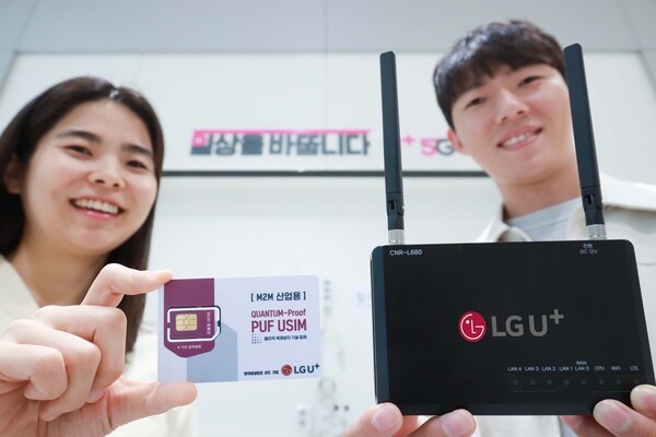 ▲사진은 LG유플러스 직원들이 ‘PQC PUF-USIM’을 소개하고 있는 모습.