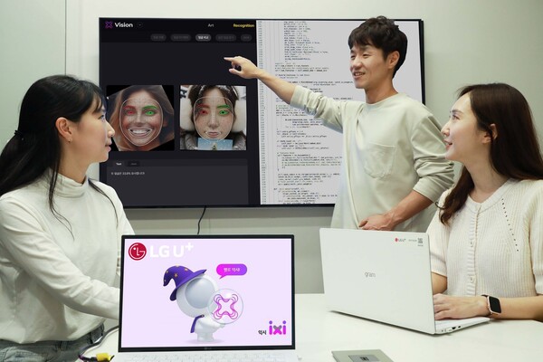 ▲사진은 LG유플러스 임직원들이 AI 브랜드 익시의 AI 기술을 테스트하는 모습.