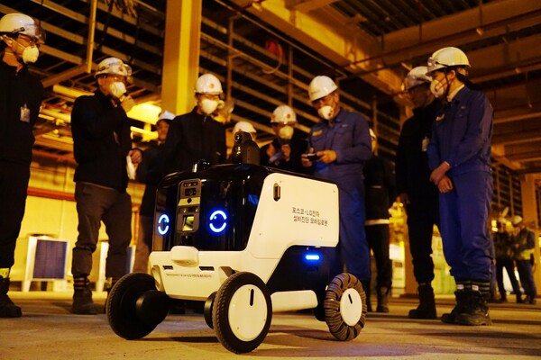 ▲LG전자 AI 자율주행로봇은 포스코 광양제철소 4열연공장 지하전기실에서 무인 시설관리 임무를 수행했다.