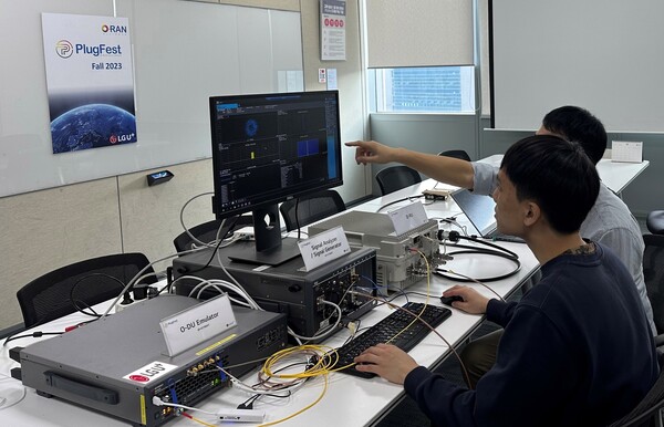 ▲사진은 LG유플러스 임직원들이 플러그페스트에 앞서 오픈 기술을 테스트하는 모습.