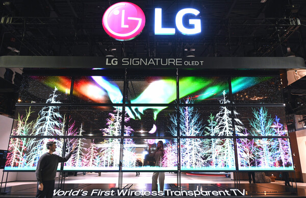 ▲LG전자가 미국 라스베이거스에서 현지시간 9일 개막하는 CES 2024에 참가한다. 세계 최초 투명·무선 올레드 TV인 'LG 시그니처 올레드 T' 15대로 구성된 미디어 아트가 LG전자 부스를 찾은 관람객들을 맞이한다.