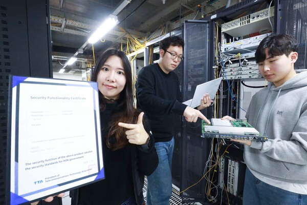 ▲사진은 LG유플러스 직원이 한국정보통신기술협회 보안기능확인서를 소개하는 모습.