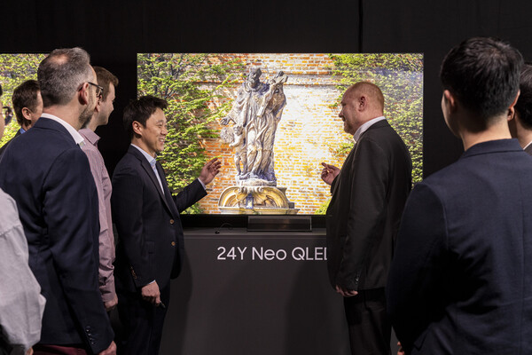 ▲20일(현지시간) 독일 프랑크푸르트 '2024 유럽 테크세미나'에서 참석자들이 삼성전자의 2024년형 Neo QLED 8K 신제품을 살펴보고 있다.