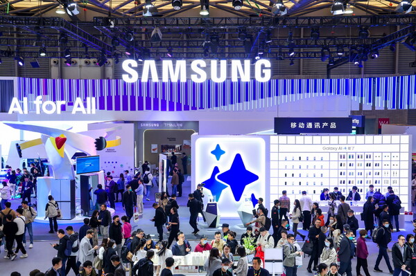 ▲AWE 2024가 열리고 있는 중국 상하이 삼성전자 전시관에서 관람객들이 다양한 제품과 솔루션들을 체험하고 있다.